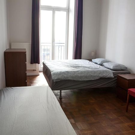 2B Pechackova Family Apartment With Balcony By The River Prague Exterior photo