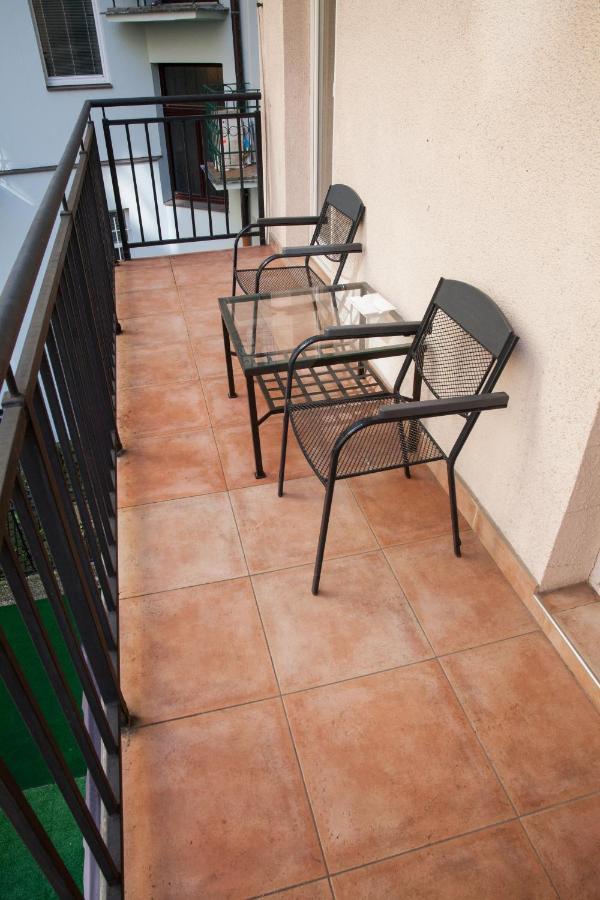 2B Pechackova Family Apartment With Balcony By The River Prague Exterior photo